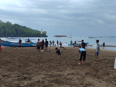 Hujan Angin Landa Pangandaran, Aktivitas Wisatawan di Pantai Barat Tetap Normal