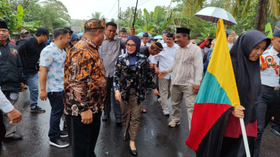 Hujan Tak Surutkan Semangat Ribuan Warga Pangandaran Saksikan Karnaval Syukuran Nelayan di Pelabuhan Cikidang