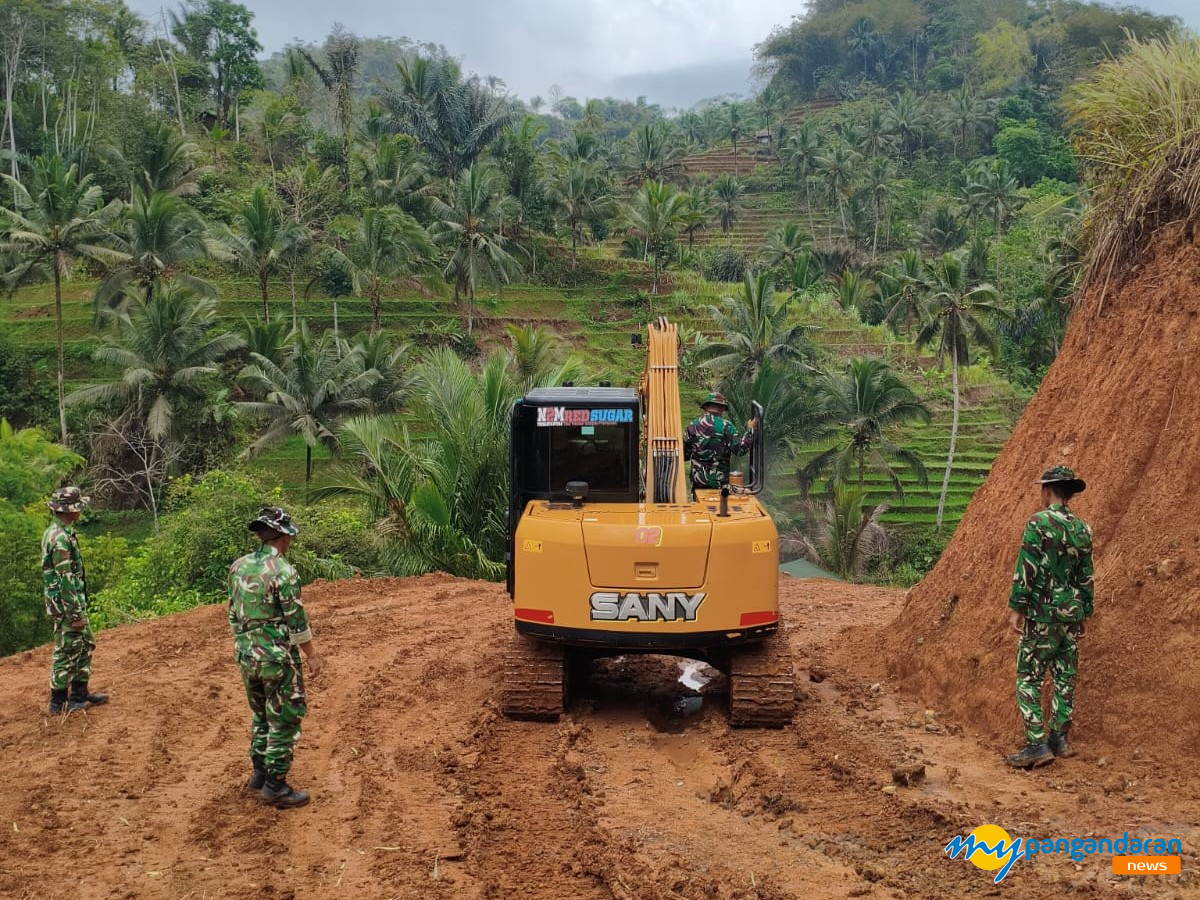 Hujan Tak Surutkan Semangat Satgas TMMD ke-130 Kawal Pembukaan Jalan Bangunjaya-Mekarwangi