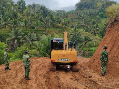 Hujan Tak Surutkan Semangat Satgas TMMD ke-130 Kawal Pembukaan Jalan Bangunjaya-Mekarwangi