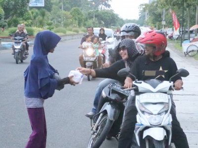 IJTI Galuh Raya Sub Korda Pangandaran Bagikan Takjil di Kawasan Wisata Pantai