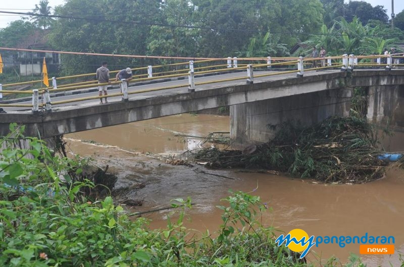 Ini Foto-Foto Jembatan Putrapinggan yang Ambles di Pangandaran