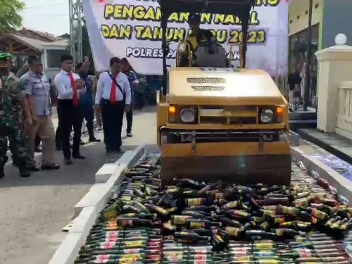 Jaga Stabilitas Keamanan Jelang Nataru 2023, Polres Pangandaran Musnahkan Ratusan Botol Miras Ilegal
