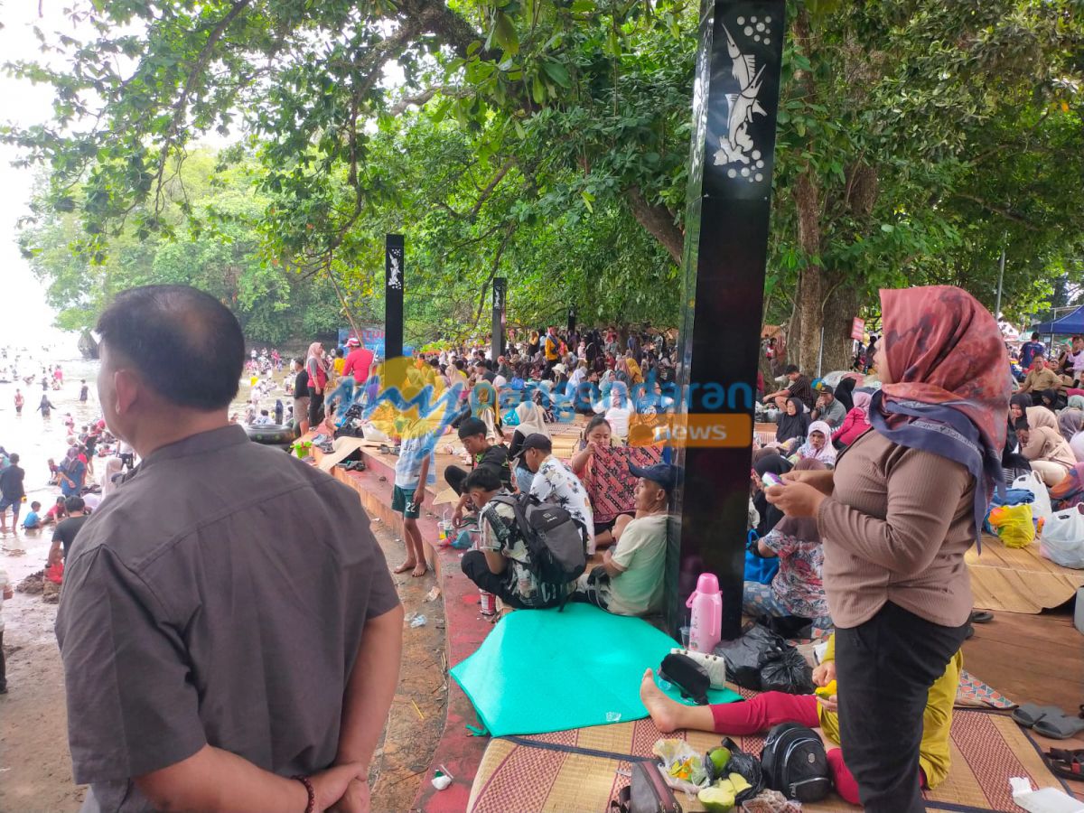 Jelang Akhir Tahun, Pantai Batukaras Pangandaran Ramai Pengunjung