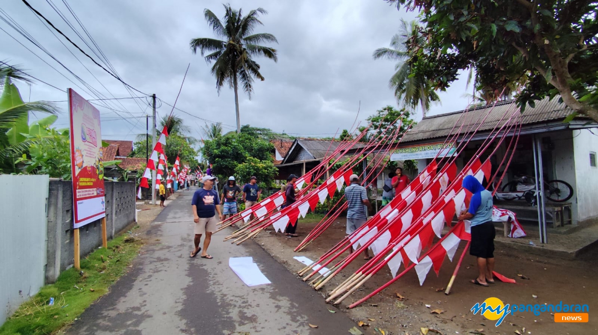 Jelang HUT RI ke-79, Pernak Pernik Agustusan Mulai Terpasang di Lingkungan Warga Pangandaran 