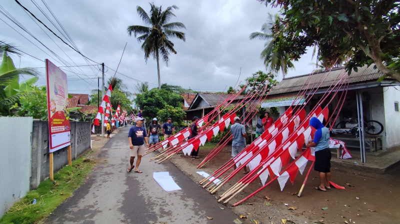 Jelang HUT RI ke-79, Pernak Pernik Agustusan Mulai Terpasang di Lingkungan Warga Pangandaran 