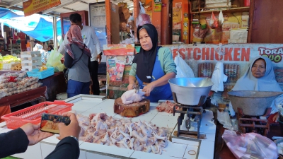 Jelang Ramadan, Harga Daging Ayam BR di Pasar Pananjung Pangandaran Merangkak Naik 