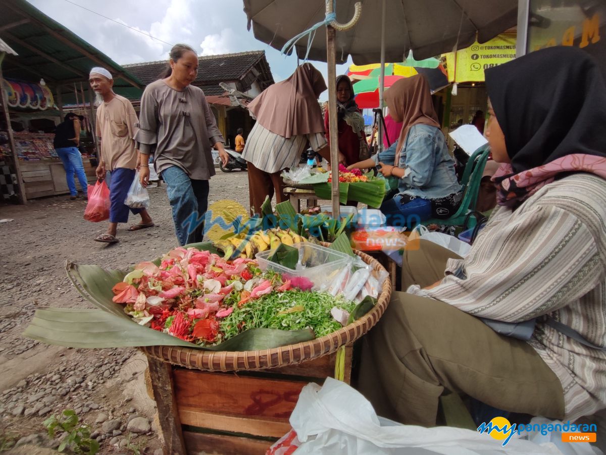 Jelang Ramadhan 1446 H, Pasar Pananjung Pangandaran Diserbu Pembeli Kembang Tujuh Rupa