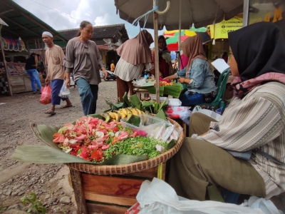 Jelang Ramadhan 1446 H, Pasar Pananjung Pangandaran Diserbu Pembeli Kembang Tujuh Rupa