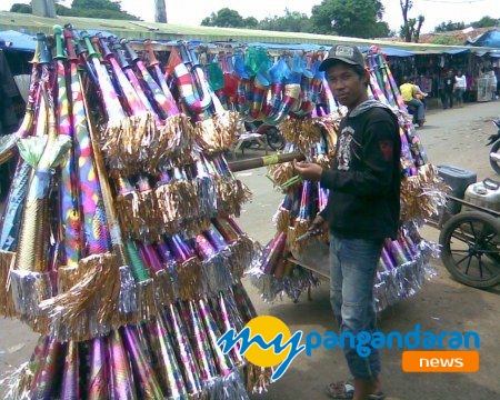 Jelang Tahun Baru, Penjual Terompet Menjamur di Pangandaran