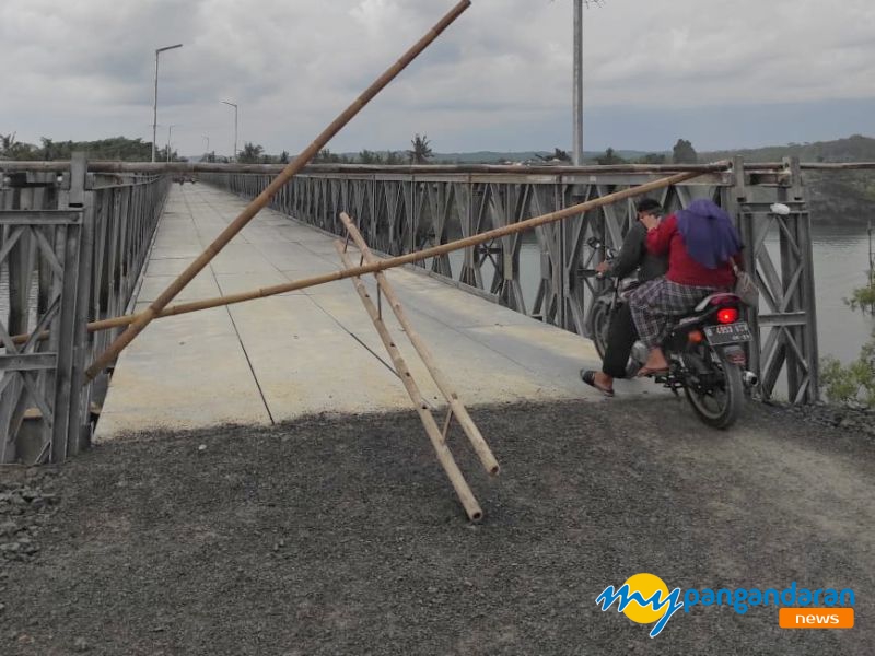 Jembatan Penghubung Nusawiru dan Batukaras Pangandaran Ramai Dikunjungi Warga