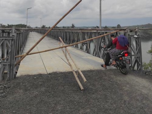 Jembatan Penghubung Nusawiru dan Batukaras Pangandaran Ramai Dikunjungi Warga