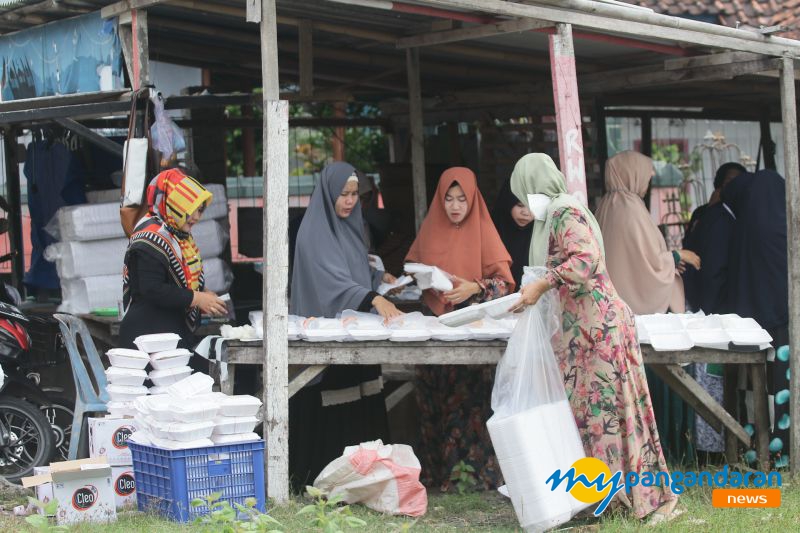 Jumat Berkah, Emak-Emak Di Pangandaran Berbagi Nasi Bungkus 