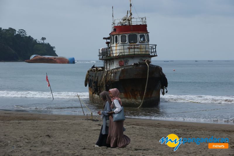 Kapal Terdampar di Pantai Pangandaran Belum di Evakuasi