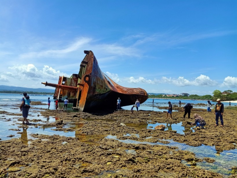 Kapal Viking di Pasir Putih Pangandaran Jadi Spot Foto Populer di Media Sosial