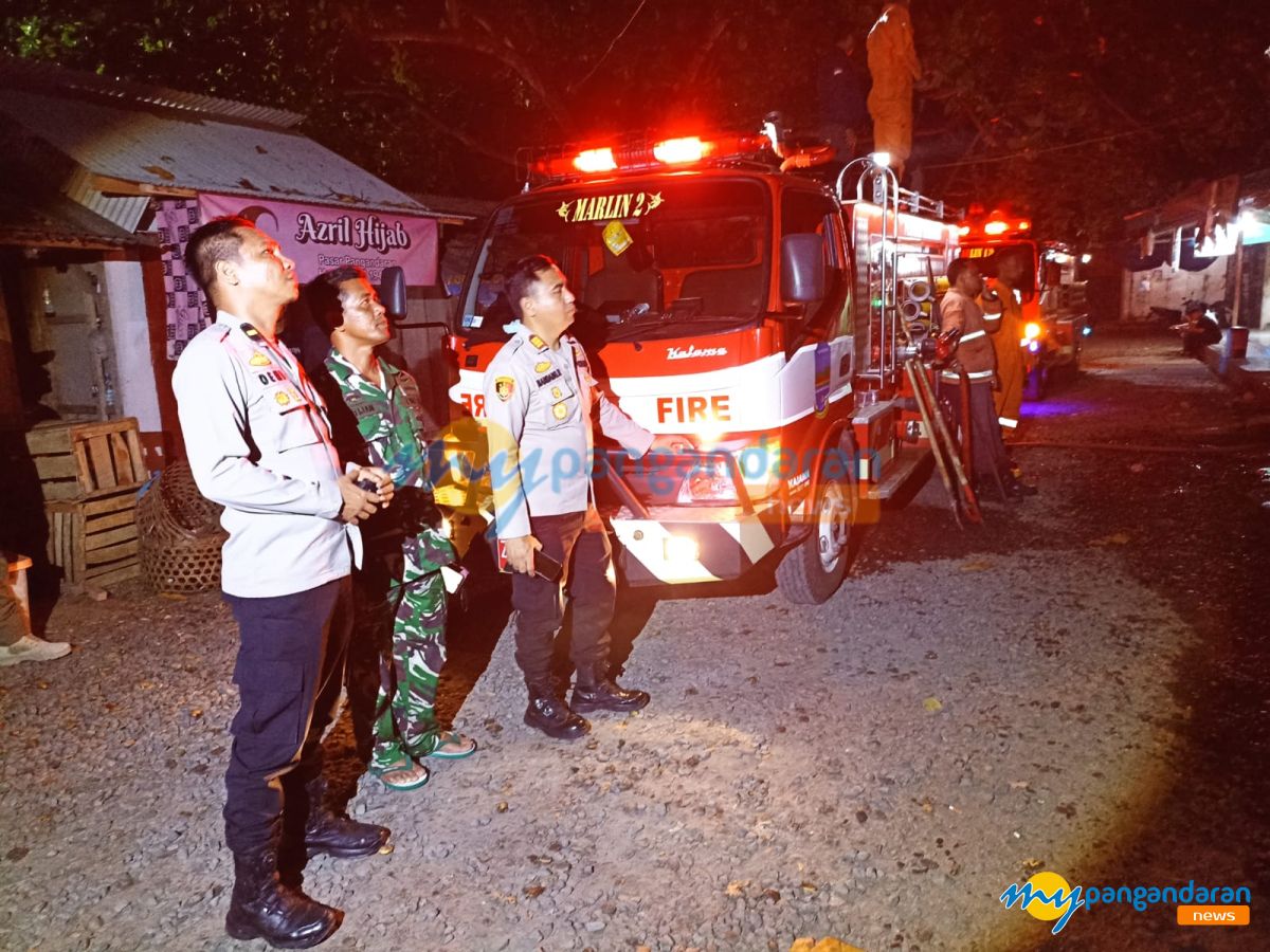Kapolsek Pangandaran Sigap Tangani Kebakaran Pasar Pananjung, Diduga Akibat Korsleting