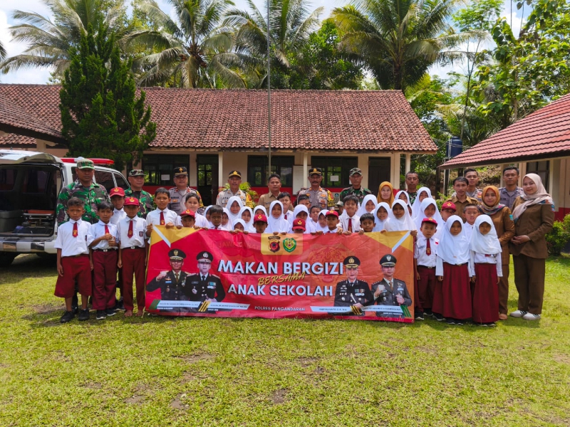 Anggota Polres Pangandaran Bagikan Paket Makanan di SDN 3 Jadimulya