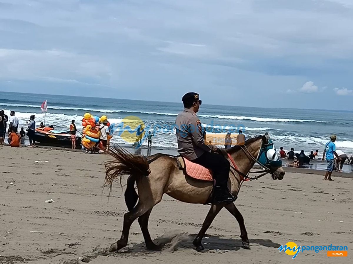 Kasat Samapta Patroli Berkuda di Pantai Pangandaran, Himbau Wisatawan Tak Berenang di Zona Terlarang
