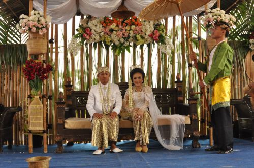 ​Keren, Pasangan di Pangandaran Ini Menikah Ditepi Sungai Dengan Dekorasi Penuh Pohon Bambu