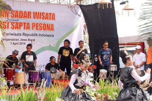Ki Runtah Band Pangandaran, Jadikan Barang Bekas Jadi Seni Nyentrik
