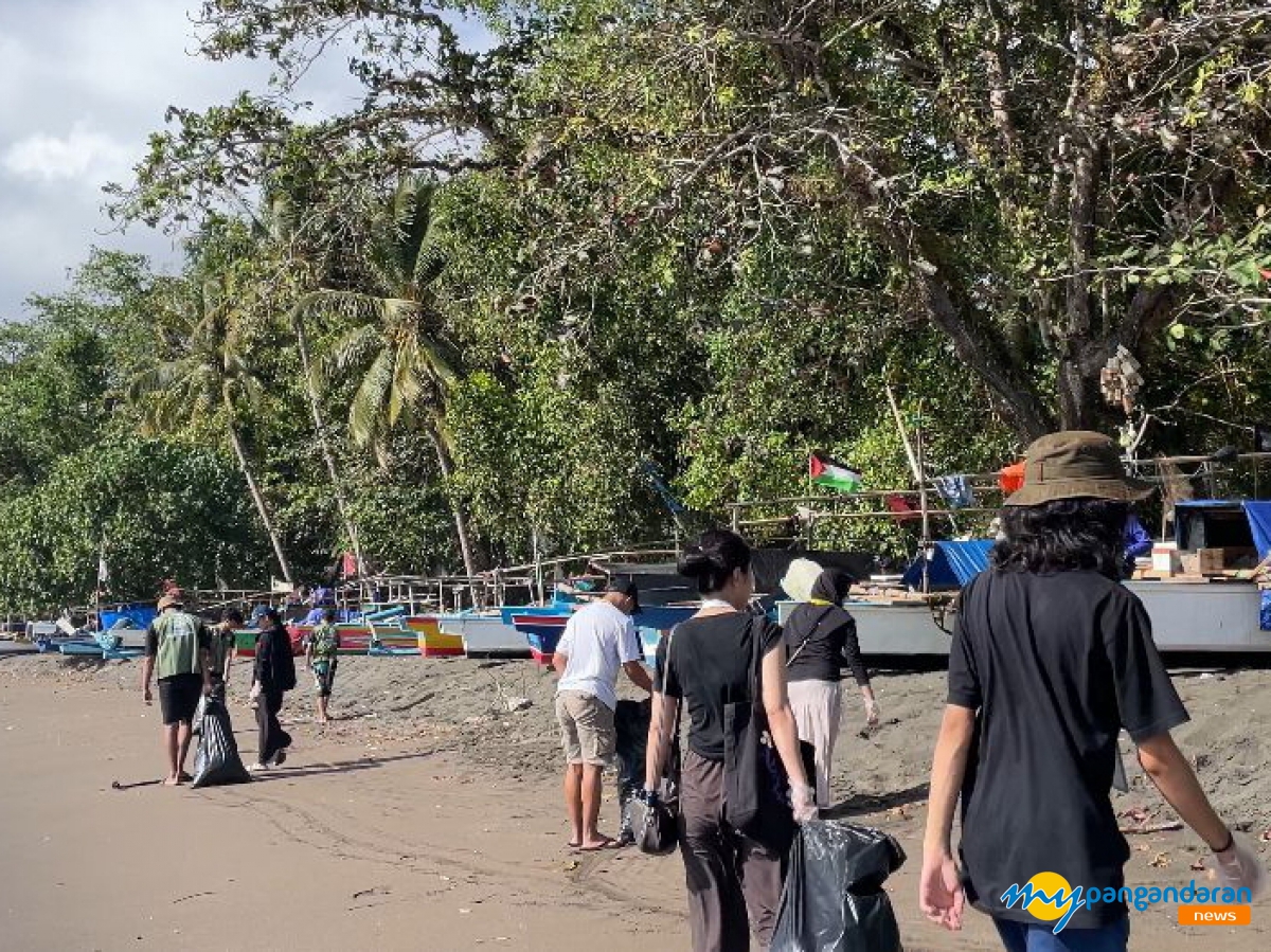 KKN 47 Universitas Padjadjaran Dukung Aksi Peduli Sampah “Coastal Clean Up di Pantai Sanghiangkalang dan Batukaras”