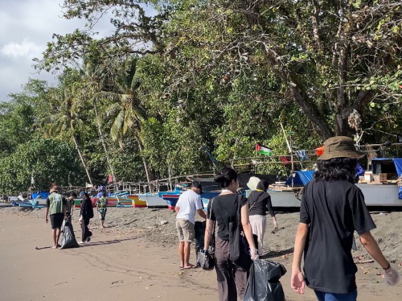 KKN 47 Universitas Padjadjaran Dukung Aksi Peduli Sampah “Coastal Clean Up di Pantai Sanghiangkalang dan Batukaras”