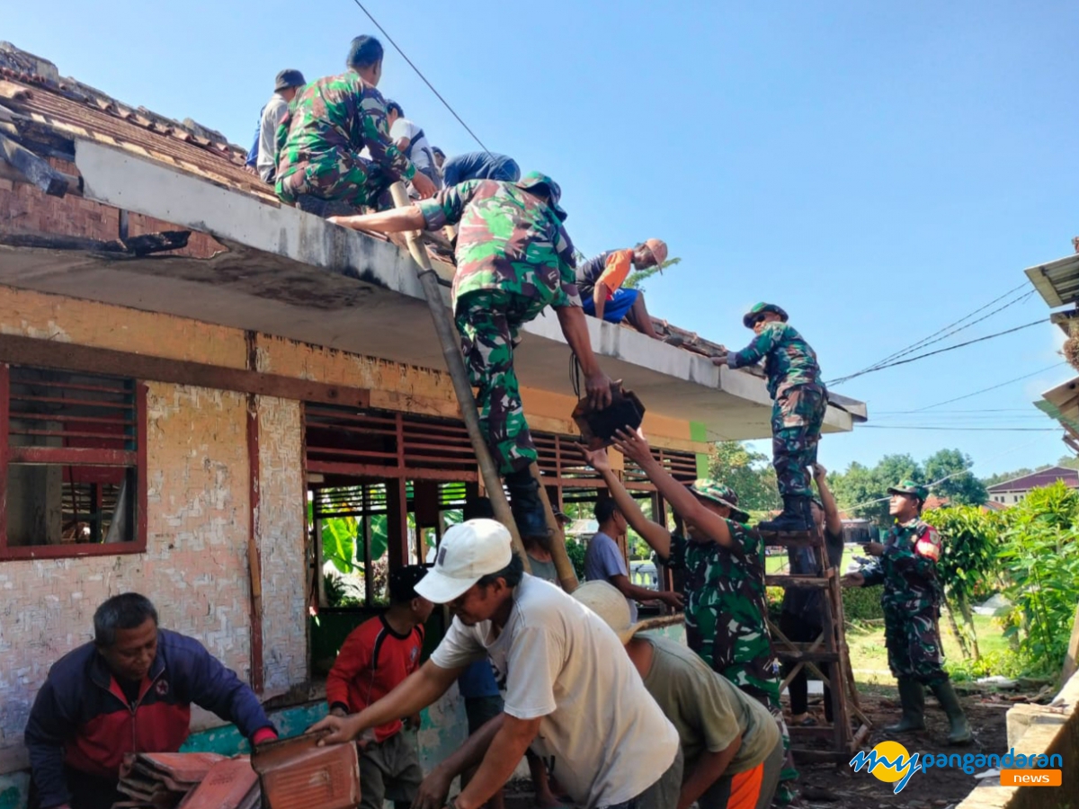 Kodim 0625/Pangandaran dan Masyarakat Gotong Royong Bongkar Posyandu Sakura dalam Kegiatan Pra Karya Bakti