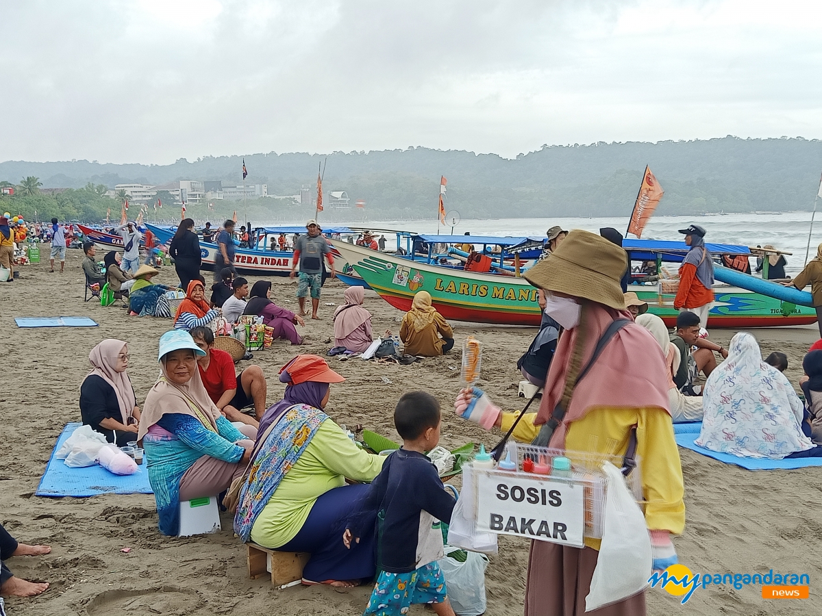 Kondisi Pantai Barat Pangandaran pada Hari Sabtu: Cuaca Mendukung Pengunjung Ramai