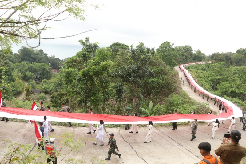 Lebih dari Lima Ratus Orang Kibarkan Bendera Merah Putih 1000 Meter di Bukit Batukaras Pangandaran 