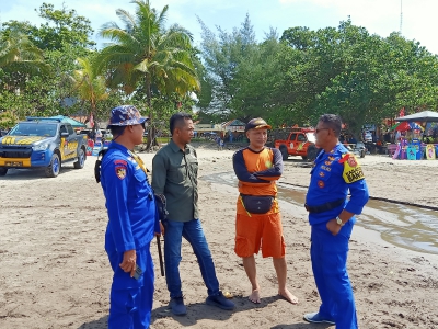 Libur Akhir Tahun, Petugas Pantai Pangandaran Berikan Imbauan Kepada Wisatawan