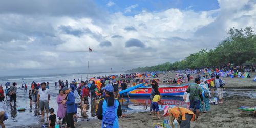 Libur Weekend di Pangandaran, Wisatawan Penuhi Kawasan Pantai Pangandaran