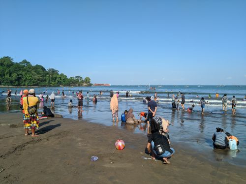 Liburan Idul Adha 2020,  Wisatawan Padati Pantai Pangandaran