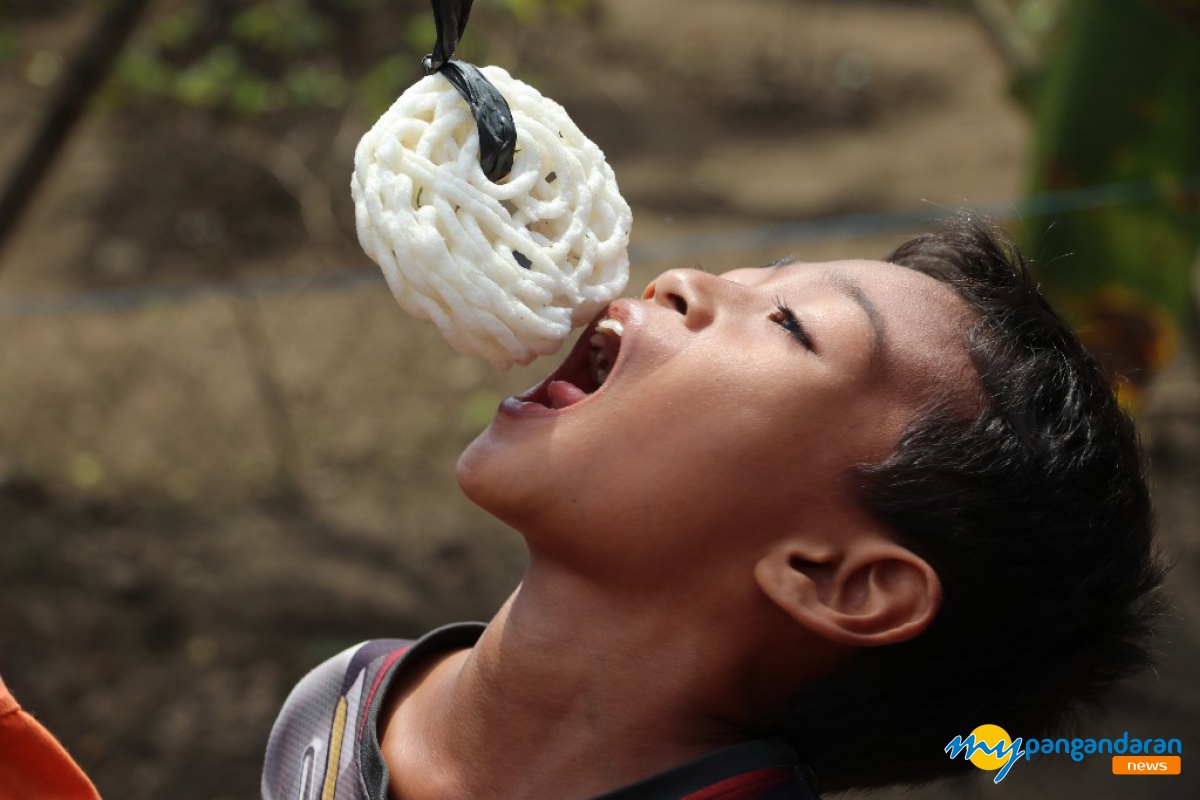 Lomba Makan Kerupuk Tetap Jadi Favorit Warga Pangandaran di HUT RI ke-79 