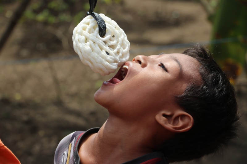 Lomba Makan Kerupuk Tetap Jadi Favorit Warga Pangandaran di HUT RI ke-79 