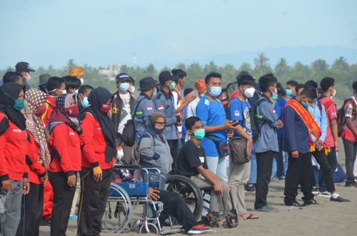 Mahasiswa Fisip Unigal Bersama Masyarakat  Pangandaran Gelar Beach Clean Up