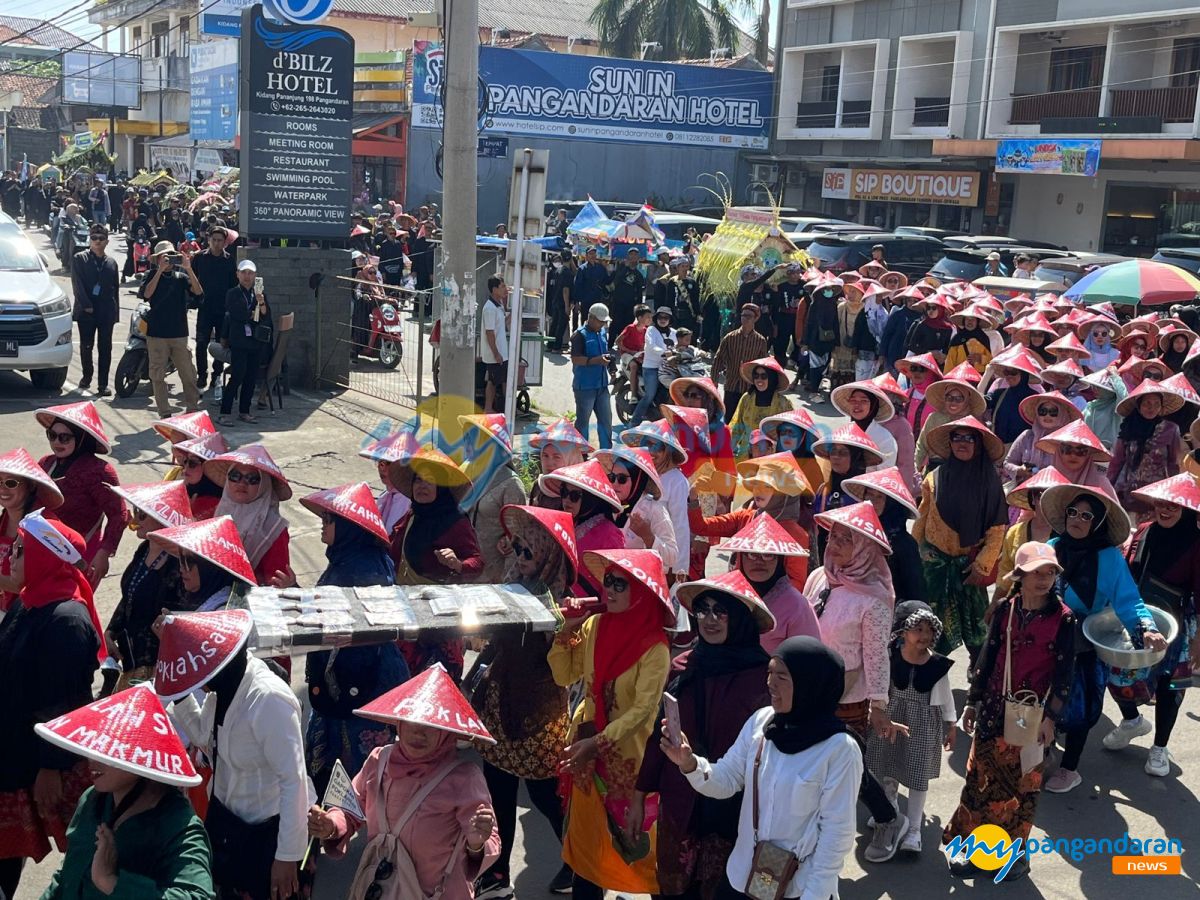 Meriah! Pelaku Usaha dan Nelayan Pantai Pangandaran Ikuti Karnaval Puncak Hajat Laut 1 Muharam 1448 H