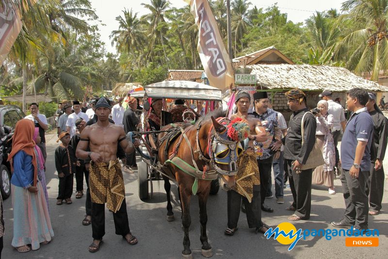 Meriah, Ribuan Warga Pangandaran Saksikan Batu Hiu Culture Festival