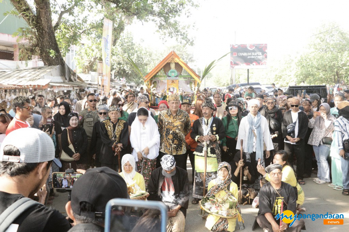 Meriah, Syukuran Nelayan di Pantai Pangandaran Menarik Ribuan Pengunjung