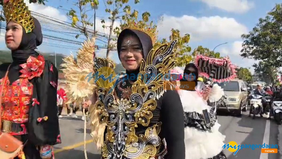 Meriah, Warga Padaherang Ikuti Jalan Sehat HUT ke-81 RI 