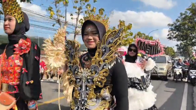 Meriah, Warga Padaherang Ikuti Jalan Sehat HUT ke-81 RI 