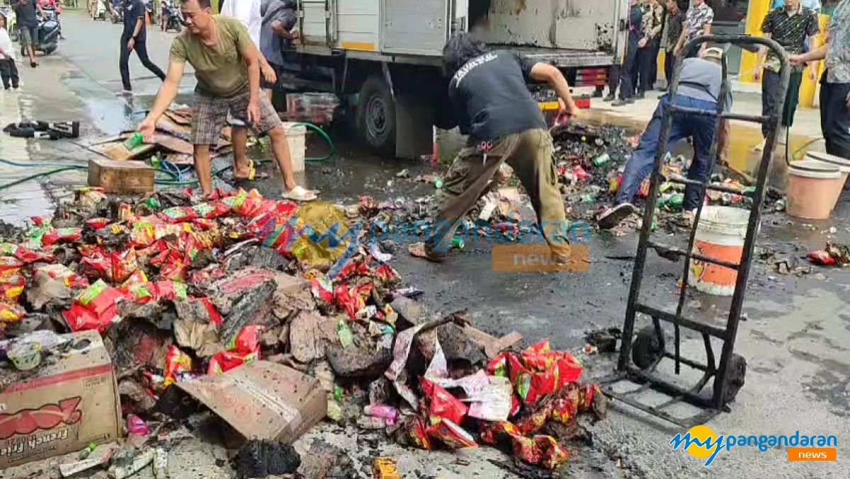 Mobil Box Terbakar Secara Tiba-tiba di Depan Pasar Wisata Pangandaran