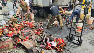 Mobil Box Terbakar Secara Tiba-tiba di Depan Pasar Wisata Pangandaran