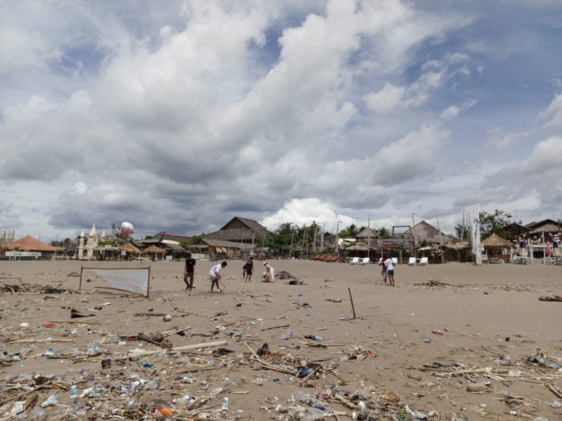 Musim Angin Barat disertai Hujan Timbulkan Sampah Kiriman di Pantai Pangandaran, Masyarakat Turun Tangan