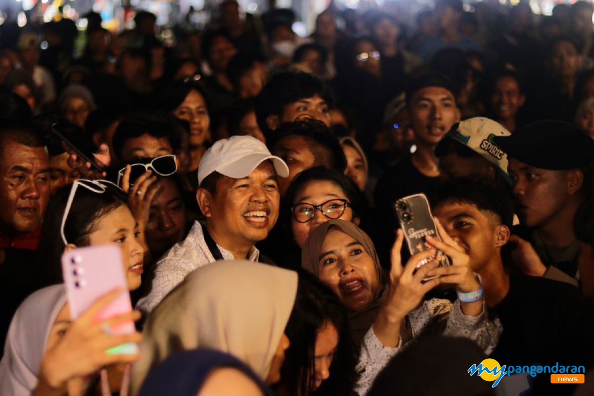 Nonton Konser Musik di Pangandaran Dedi Mulyadi Sapa Warga 