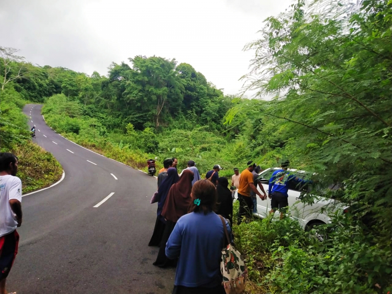 Nyaris Terjun ke Jurang, Minibus Alami Rusak Ringan di Jalur Batukaras-Madasari Pangandaran 