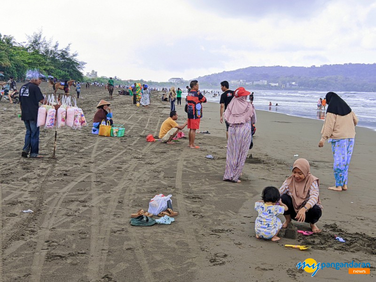 Pangandaran Ramai, Petugas Pantai Awasi Aktivitas Wisatawan