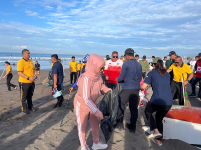 Pantai Bersih, Wisata Nyaman, Kapolda Jabar Ajak Warga Jaga Kebersihan Pantai Pangandaran