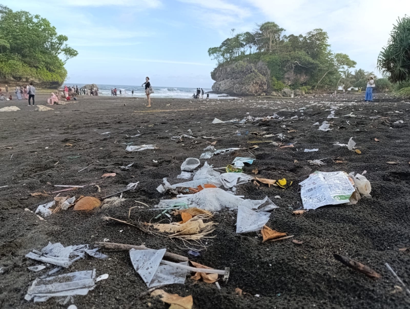 Pantai Madasari Dipenuhi Sampah, Warga dan Wisatawan Prihatin