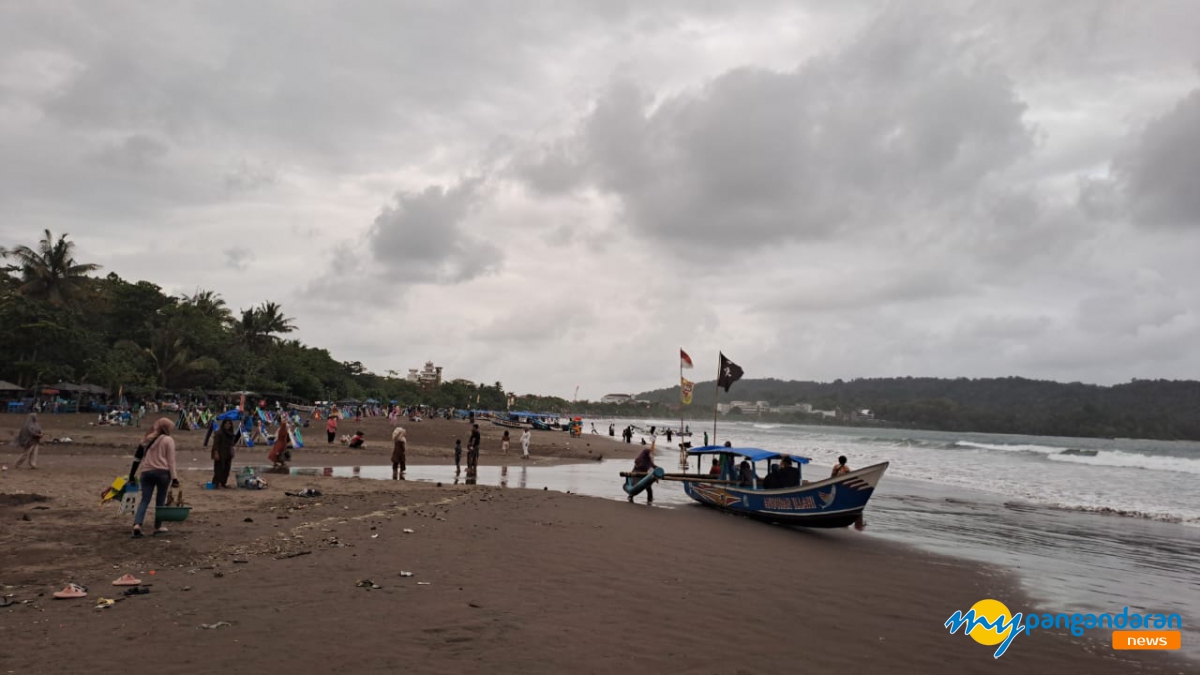 Pantai Pangandaran Diguyur Hujan, Begini Prediksi Cuaca BMKG