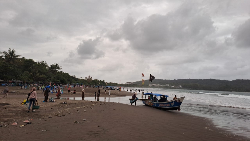 Pantai Pangandaran Diguyur Hujan, Begini Prediksi Cuaca BMKG